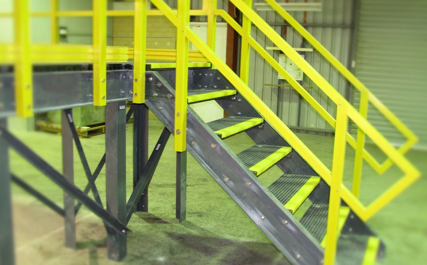 Лестничный сход. Композитные площадки обслуживания. Оцинкованные площадки обслуживания. Лестницы из полимерных композиционных материалов.